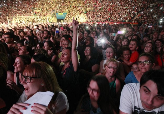 Jóvenes valencianos en la Plaza de Toros durante un concierto de Pablo Alborán.