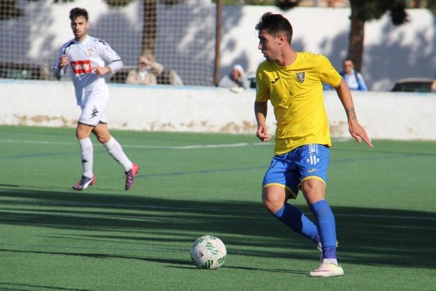 Raúl González en uno de los encuentros que jugó contra su actual equipo.