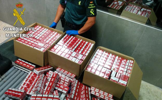 La Guardia Civil requisa las 2600 cajetillas de tabaco