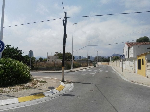 Uno de los postes que quedaron en medio de la carretera después de que la empresa quebrara y el proceso de urbanización quedara paralizado.