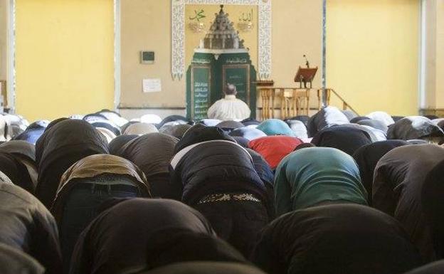 Decenas de musulmanes rezan en la mezquita de Valencia. Imagen de archivo.