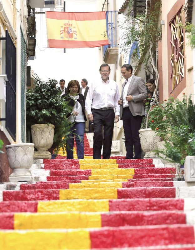 Mariano Rajoy, presidente del Gobierno, con la líder del PPCV, Isabel Bonig, en Calpe.