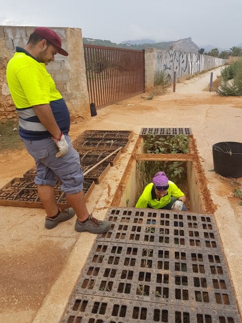 Operarios realizan tareas preventivas para reducir los efectos en caso de lluvias.