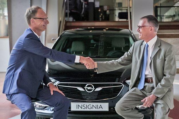 Michael Lohscheller -Opel, a la izquierda- y Carlos Tavares -PSA-, tras el acuerdo.