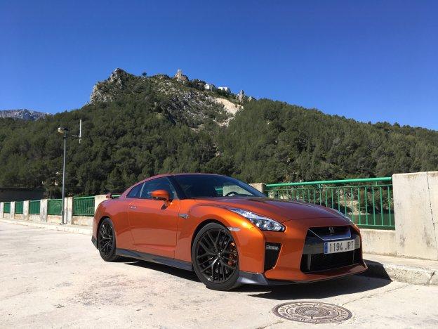 El GT-R sigue ganando atractivo, y su motor alcanza los 570 CV con un diseño más llamativo y mayor lujo interior.