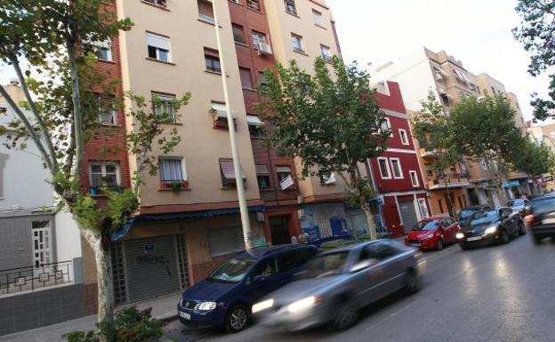 El hombre metió su vehículo en una terraza en la vía pública.