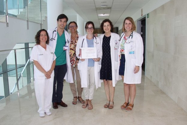 El equipo de neumología, tras recibir la acreditación.