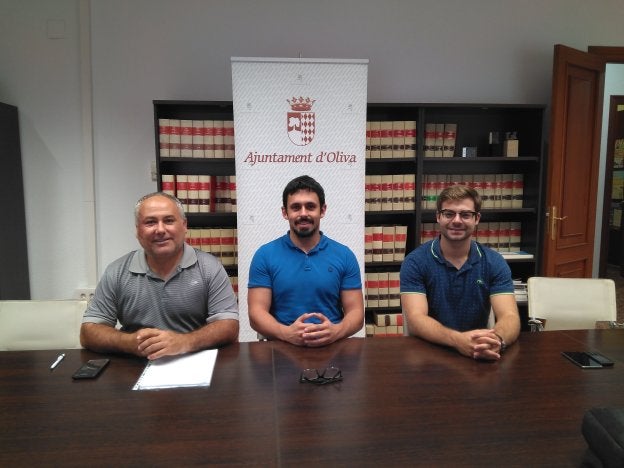 Los técnicos Ramón Llopis y José Mata y, en el centro, el edil de Juventut de Oliva, Àlex Salort.