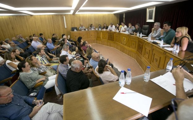 Numerosos vecinos acudieron al salón de plenos para seguir la sesión extraordinaria.