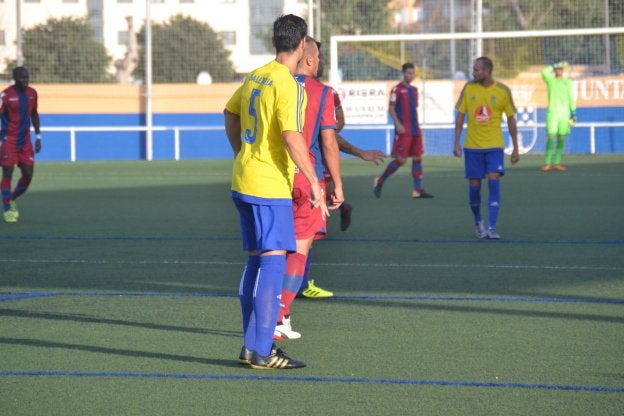 El jugador dianense Cristian marcando a un rival durante un choque de pretemporada.