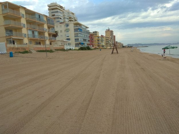 La imagen muestra el tramo de pasarela actual, que queda alejado del mar.