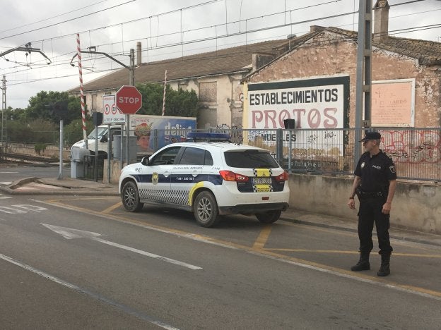 Un agente de policía regula el tráfico en un cruce de Moncada.