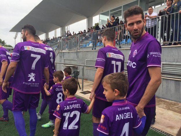Jugadores del primer equipo y de la cantera de la UE Gandia.