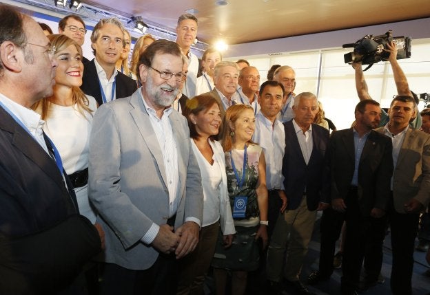 Rajoy, arropado por Isabel Bonig en la foto de clausura de la cumbre del PP.