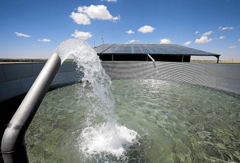 Balsa de riego; las bombas funcionan con paneles solares.