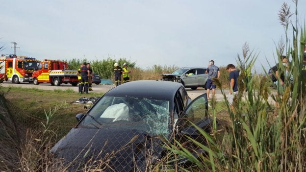 Uno de los coches impactó contra una valla que separa la carretera de un parque infantil en El Saler.