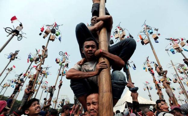Indonesios durante el 'Panjat Pinang'.
