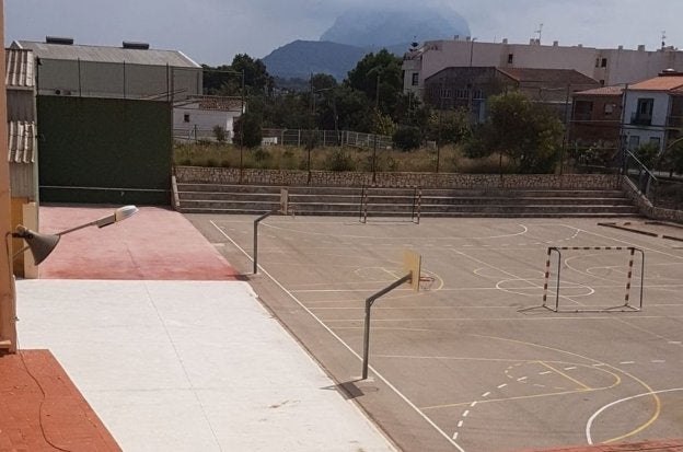 El patio del colegio Sanchis Guarner de Ondara, donde se ha retirado parte de la grava.