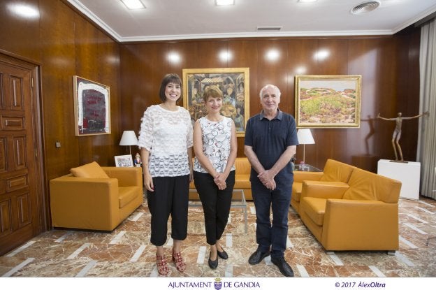 Diana Morant, Marga Landete y Joan Muñoz, ayer en el Ayuntamiento de Gandia.