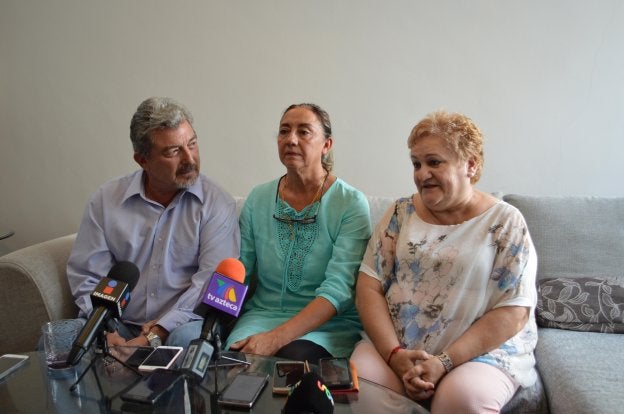 Los padres de Jorge Fernández y la madre de Pilar Garrido, en rueda de prensa.