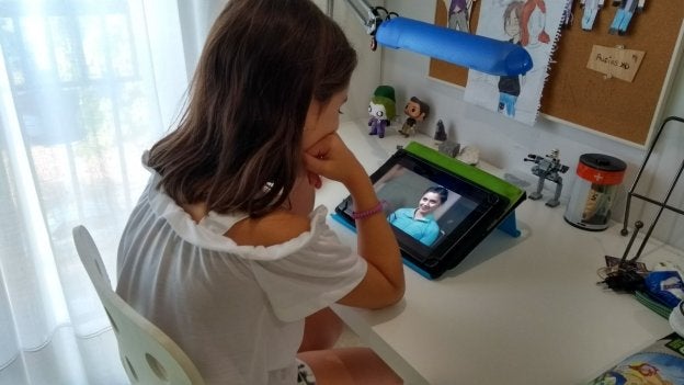Una alumna de Primaria juega con la nueva tableta que utilizará en el colegio.