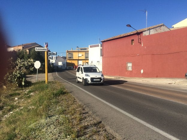 Acceso a Rafelcofer por la carretera que cruza la población y que viene de La Font.