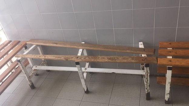Uno de los bancos rotos de los vestuarios.