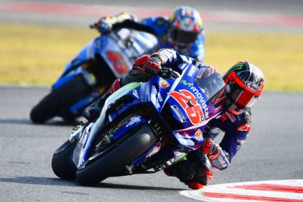 El español Maverick Viñales rueda durante los entrenamientos, en los que logró la pole en MotoGP.