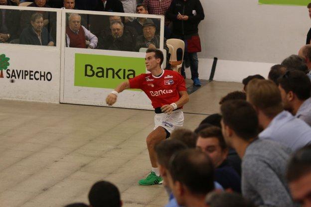 Moltó, campeón de las dos últimas ediciones del Individual de raspall, ejecuta un saque en la final del año pasado.