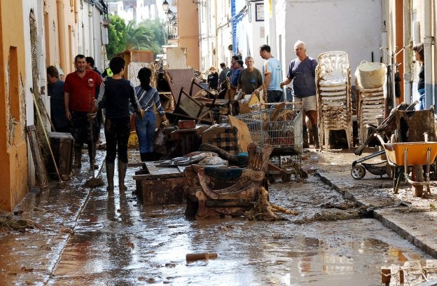 Vecinos de El Verger tuvieron que desechar la mayor parte de su mobiliario tras la riada del Girona que afectó a varios municipios de la Marina Alta.