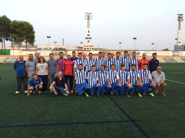 La plantilla completa junto a los miembros de la directiva.