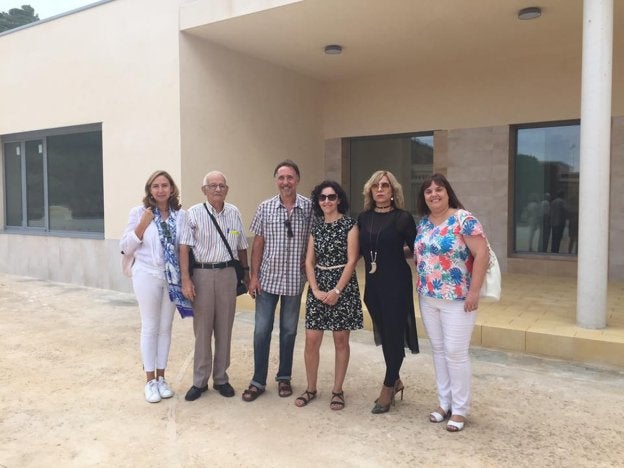 Antonio Raya, Cristina Morera y representantes de Aprosdeco ante el nuevo centro de día.