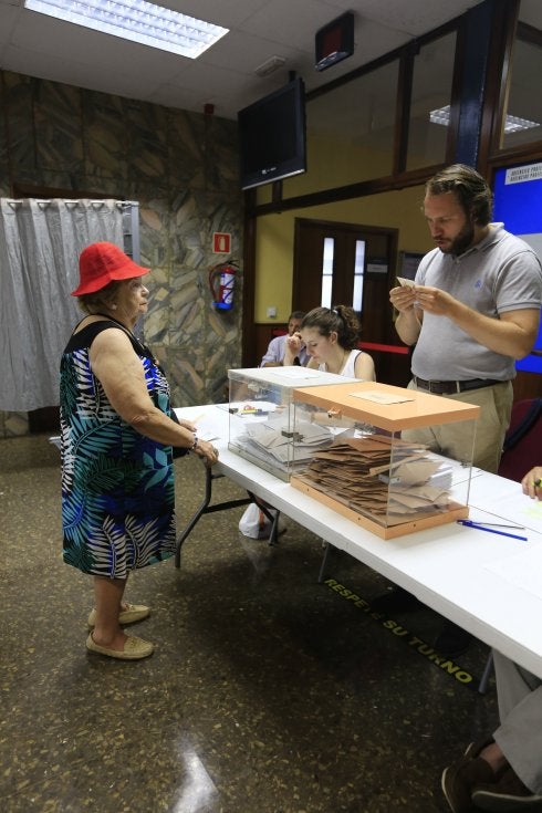 Urnas repletas de papeles en las generales de 2016.
