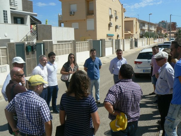Autoridades, técnicos y vecinos, en la reactivación de la obra.