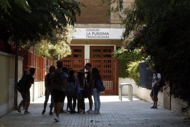 Alumnos en la entrada del colegio, situado en Tres Forques, barrio periférico de Valencia. / irene marsilla