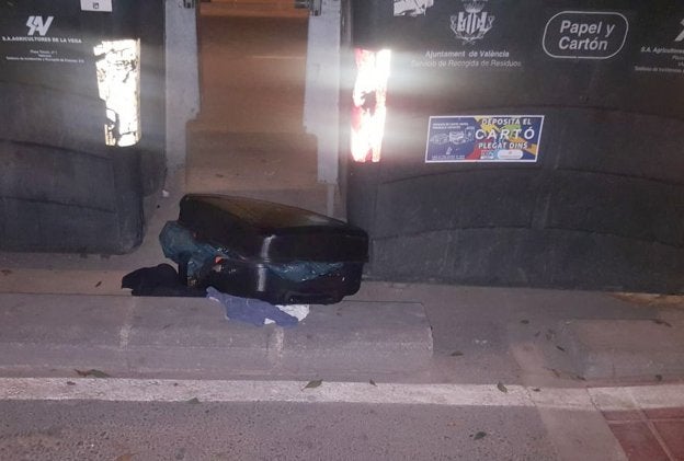 La maleta con los restos mortales.La maleta con un tronco humano abandonada el lunes por la noche junto a dos contenedores en la avenida de Peris y Valero.