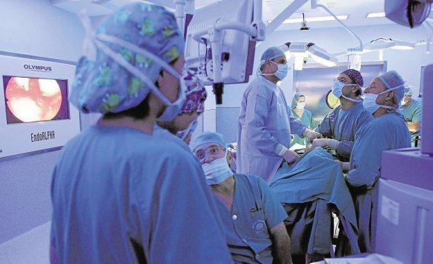 Personal sanitario se prepara para realizar una intervención.