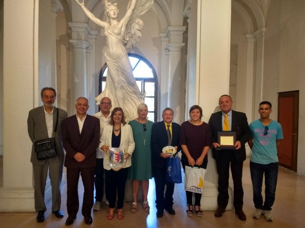Liduvina Gil junto a miembros de la Fideuà de Gandia y representantes del gobierno de Fano.