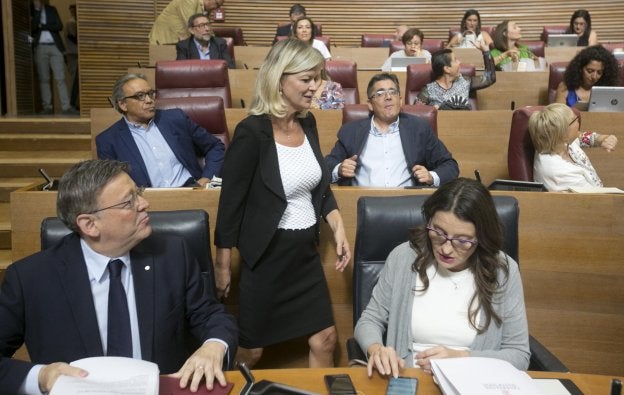Puig observa el paso de la consellera de Justicia, Gabriela Bravo junto a la vicepresidenta Oltra, ayer.
