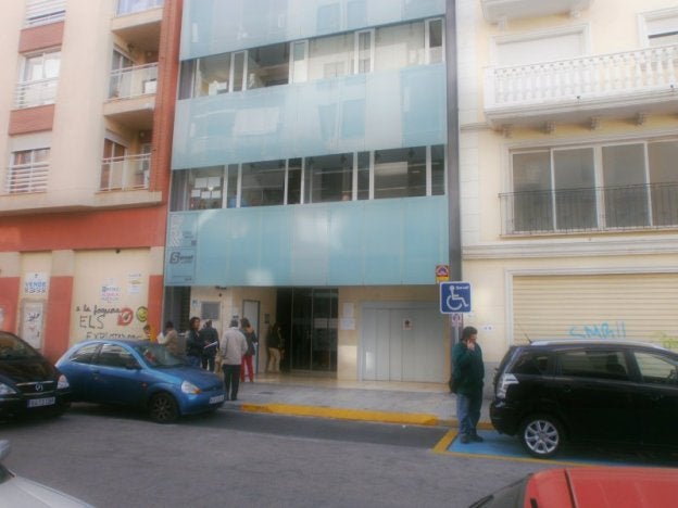 Acceso a las oficinas del Servef y el SEPE en Gandia.