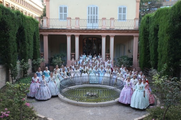 Cuadro. Candidatas infantiles con un sólo moño en los jardines del palacete de Monforte.