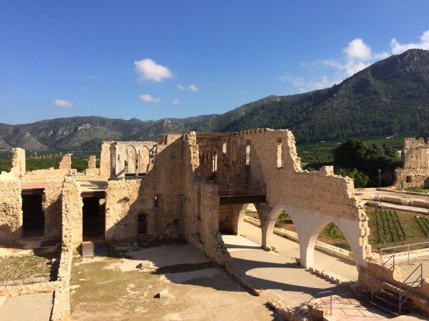 Palacio del Abad y a la derecha, el Claustre Vell, junto al que se buscarán nuevos restos.