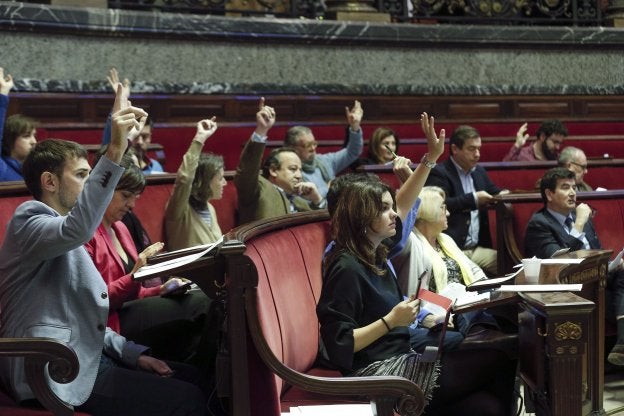 Una votación en el hemiciclo municipal.