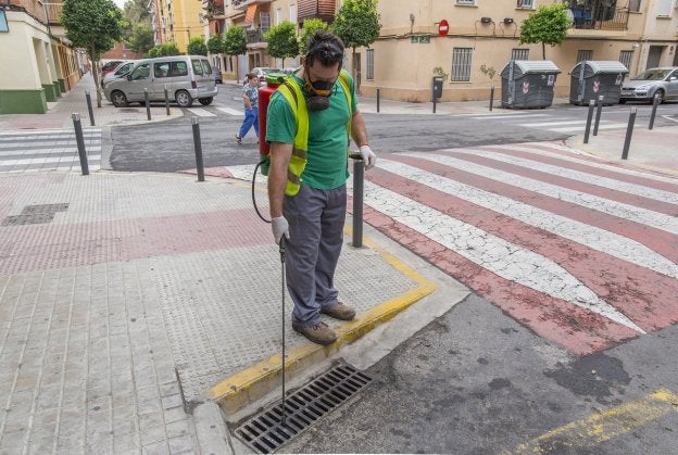 Un operario fumiga en el alcantarillado de Mistala.