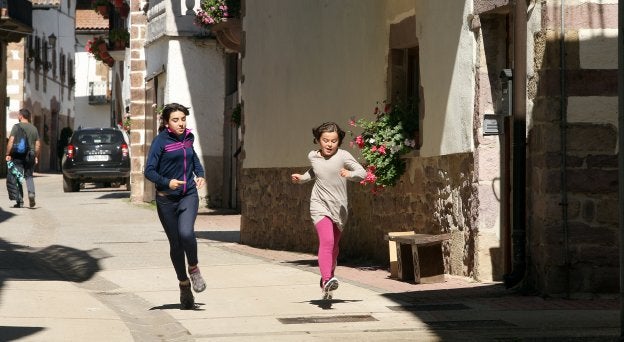 A su regreso del colegio, los niños se adueñan de las calles. :: íñigo arizmendi