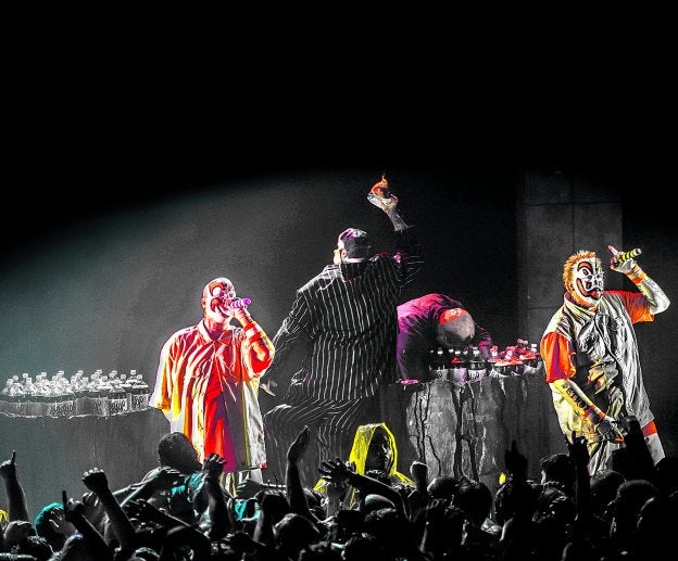 Concierto. Insane Clown Posse, con su maquillaje característico, actúan junto a cientos de litros del refresco favorito de sus fans.