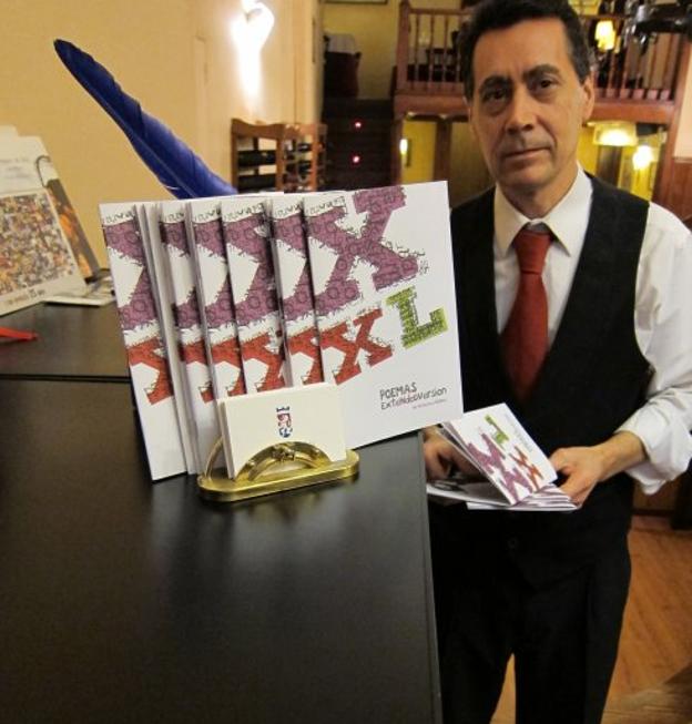 Paco Mateu con uno de sus poemarios.. ::