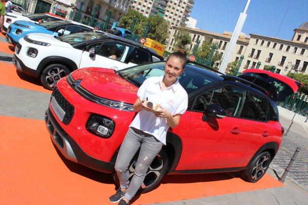 La heladera Alejandra Rivas, con uno de los helados y los nuevos C3 Aircross.