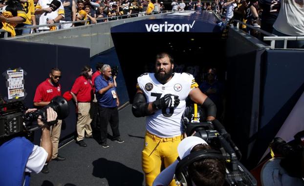 Alejandro Villanueva, escuchando el himno de EE UU./Joe Robbins (Afp)