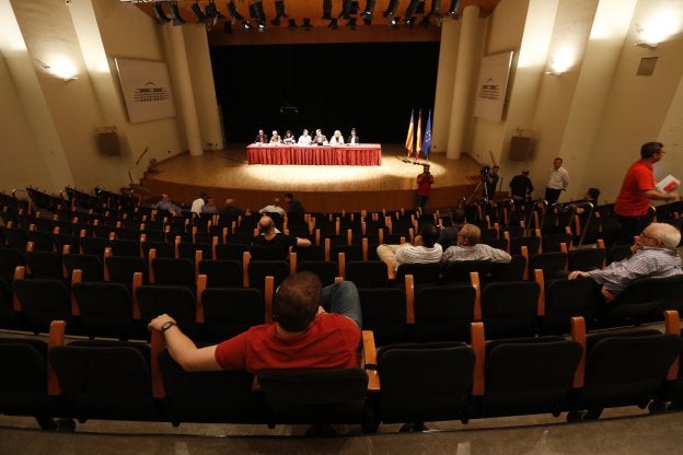Protesta. La asamblea, anoche, con apenas una docena de asistentes. / m. molines